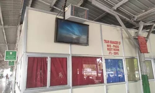 ரெயில் நிலையத்தில் டி.வி. பழுது