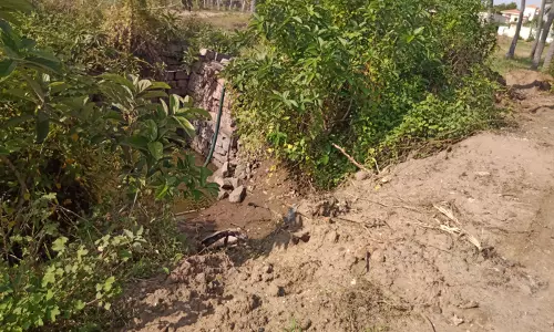 சாலையோரத்தில் பாதுகாப்பற்ற கிணறு சாலையோரத்தில் பாதுகாப்பற்ற கிணறு