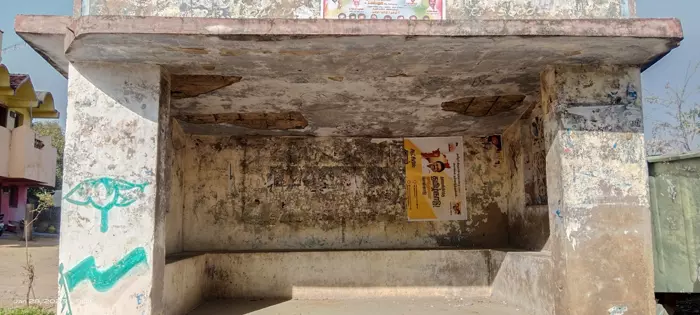 சிதிலமடைந்த பயணிகள் நிழற்குடை