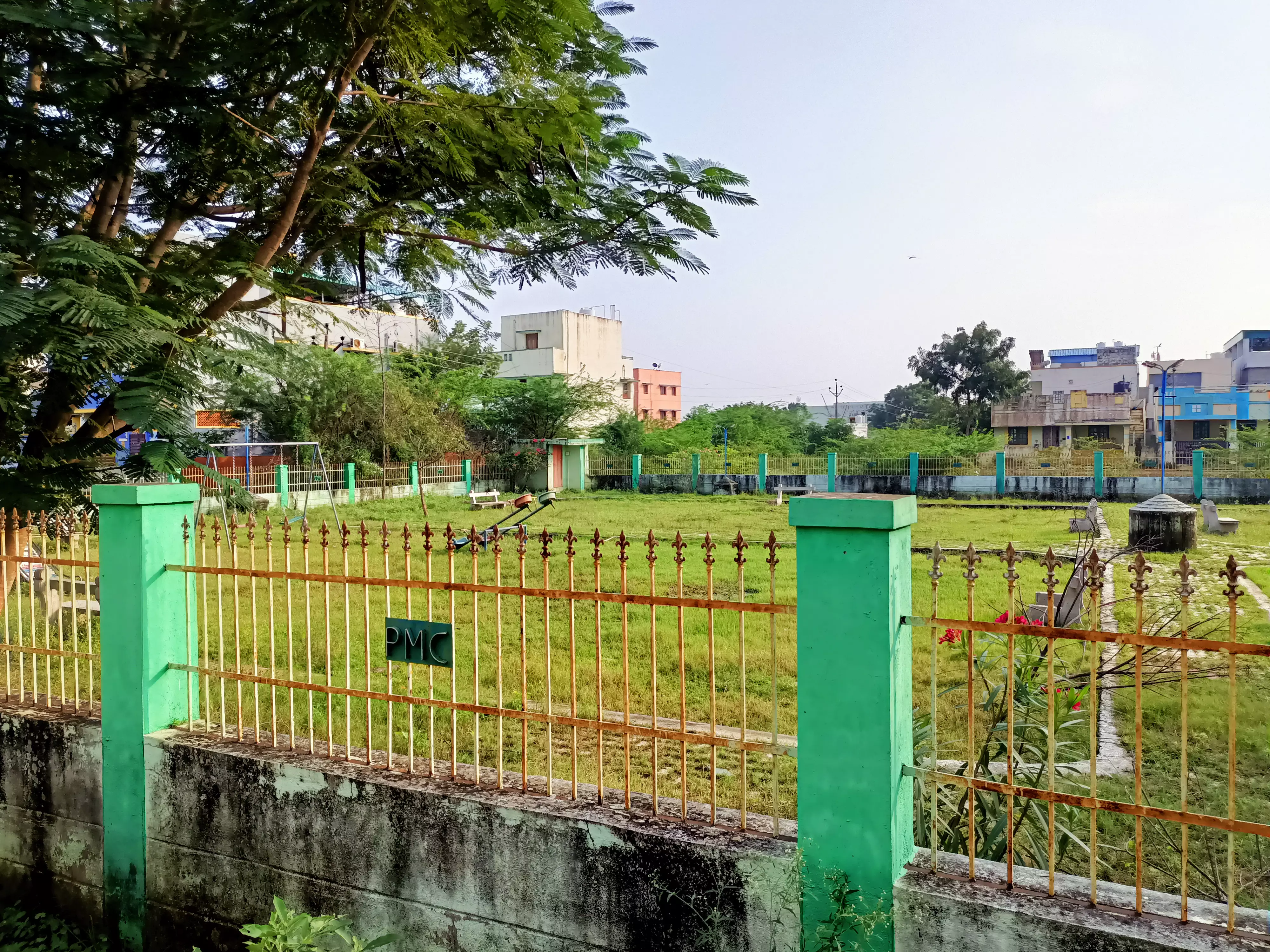 பராமரிக்கப்படாத பூங்கா பராமரிக்கப்படாத பூங்கா