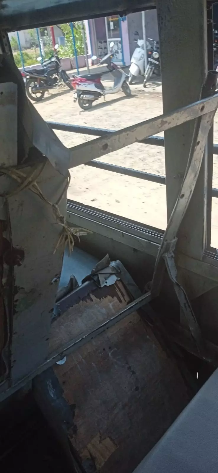 பஸ்சில் சேதமடைந்த இருக்கைகள் பஸ்சில் சேதமடைந்த இருக்கைகள்