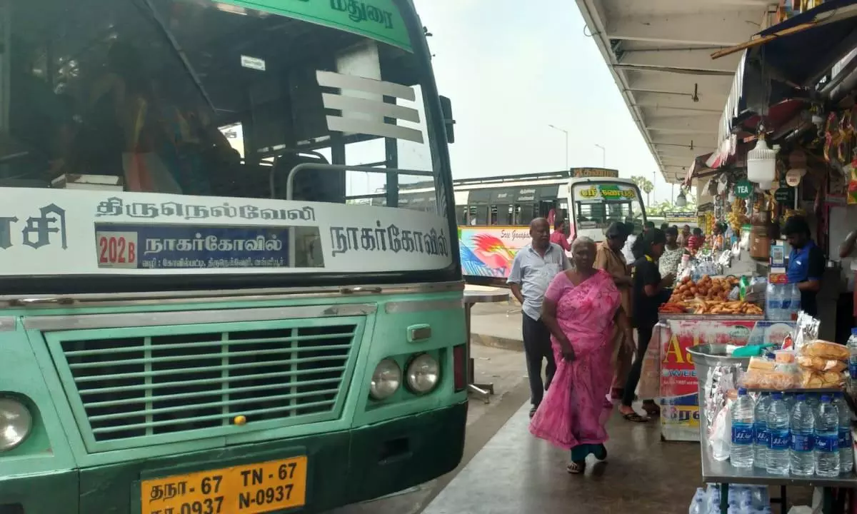 பஸ் நிலைய நடைமேடையில் ஆக்கிரமிப்பு