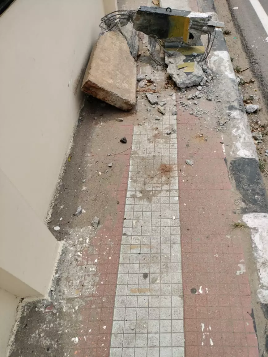 உடைந்த மின்கம்பங்கள் அகற்ற வேண்டும்