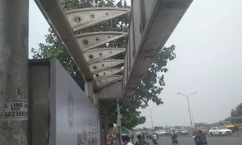 நிழற்குடை சரி செய்ய வேண்டும்