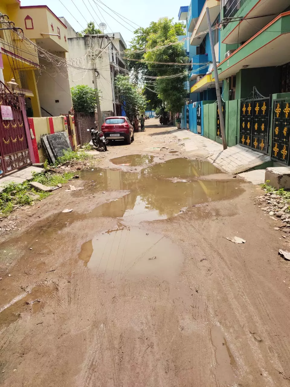 குண்டும், குழியுமான சாலை