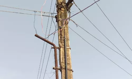 சேதமடைந்த மின்கம்பம்