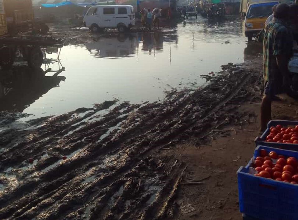 தேங்கும் மழைநீர் தேங்கும் மழைநீர்