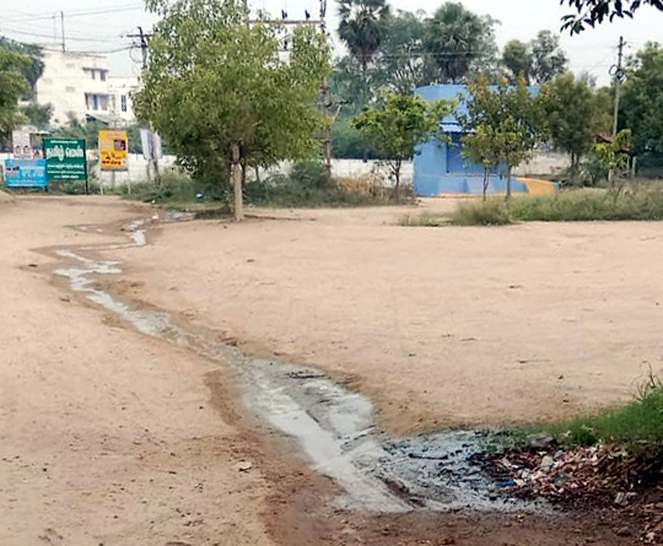 ரோட்டில் ஓடும் கழிவுநீர்