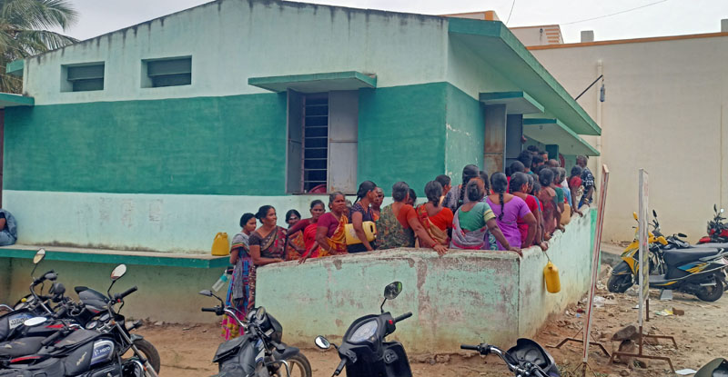 வெயிலில் வாடும் மக்கள்