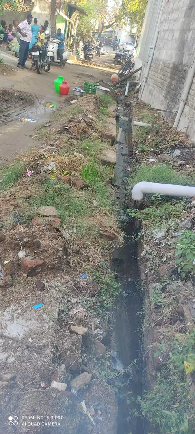கால்வாய்க்கு மூடி போட வேண்டும் கால்வாய்க்கு மூடி போட வேண்டும்