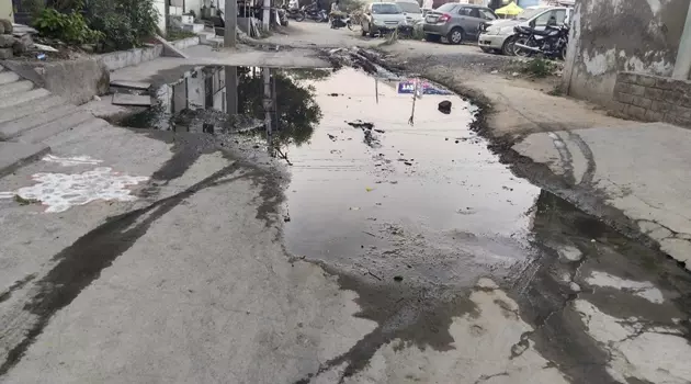 சாலையில் தேங்கும் கழிவுநீர்