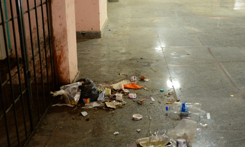 பஸ் நிலையத்தில் குப்பைகள் வீசப்படும் அவலம் பஸ் நிலையத்தில் குப்பைகள் வீசப்படும் அவலம்