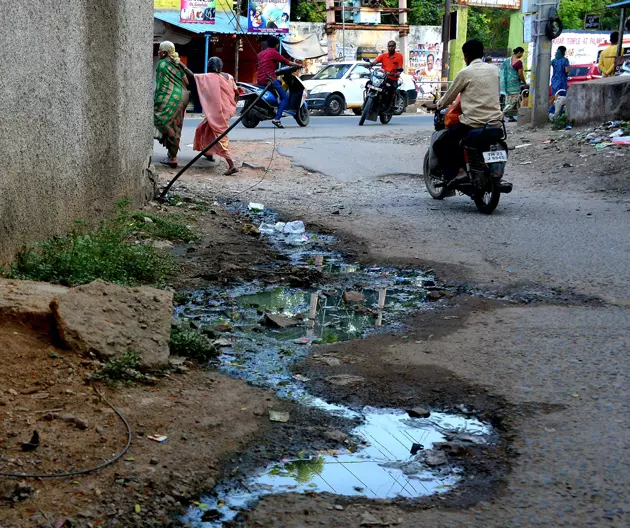 தெருவில் ஓடும் கழிவுநீர் தெருவில் ஓடும் கழிவுநீர்