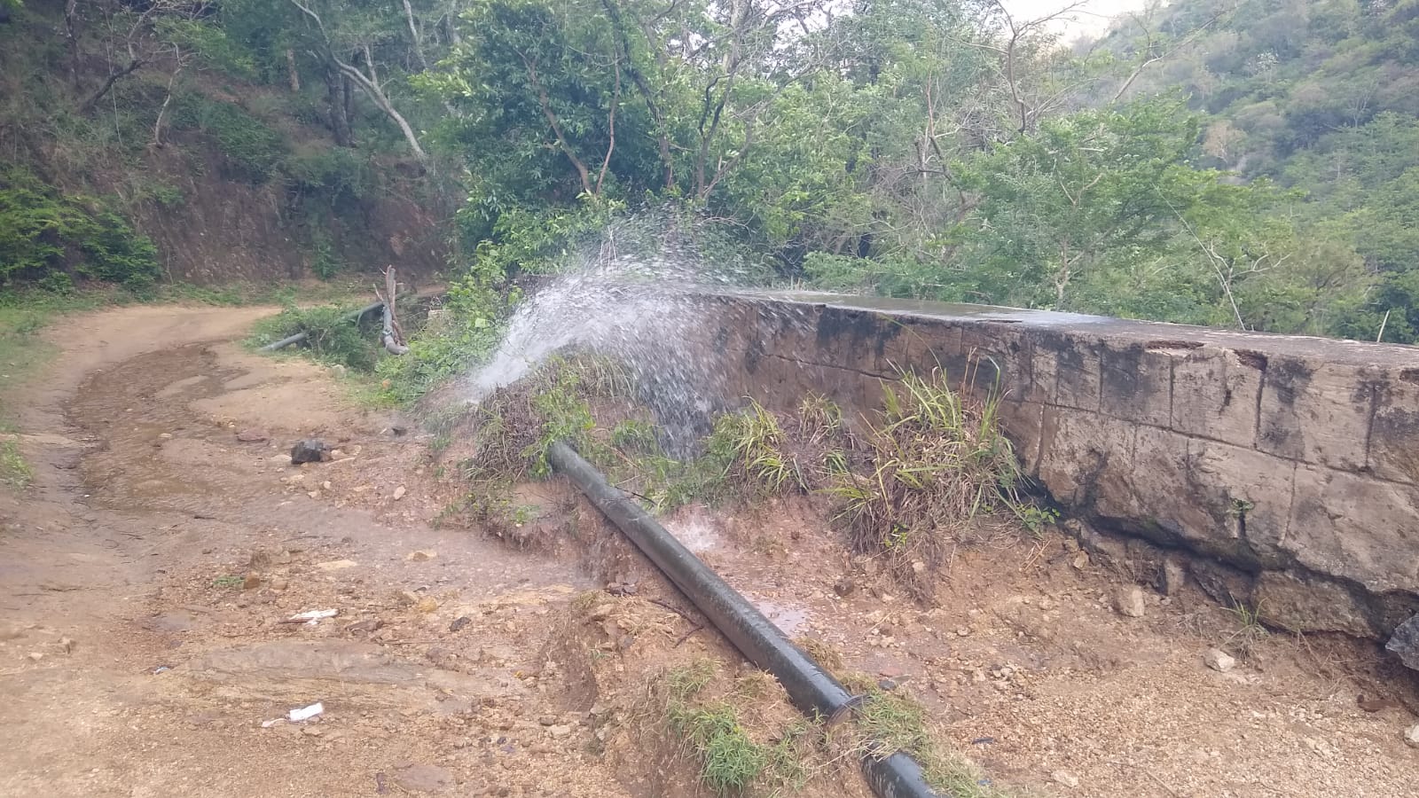 குடிநீர் குழாயில் உடைப்பு குடிநீர் குழாயில் உடைப்பு