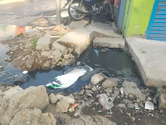 சாலையில் செல்லும் கழிவுநீர் சாலையில் செல்லும் கழிவுநீர்