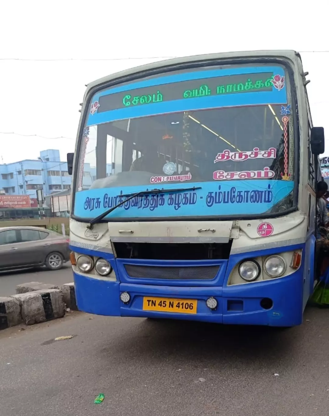 மேற்கூரையுடன் கூடிய பஸ் நிறுத்தம் வேண்டும்