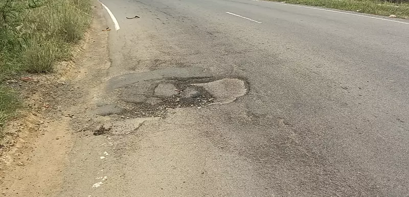 சாலையில் பள்ளம்