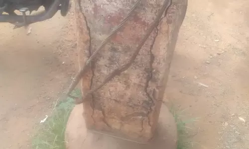 ஆபத்தான மின்கம்பம்