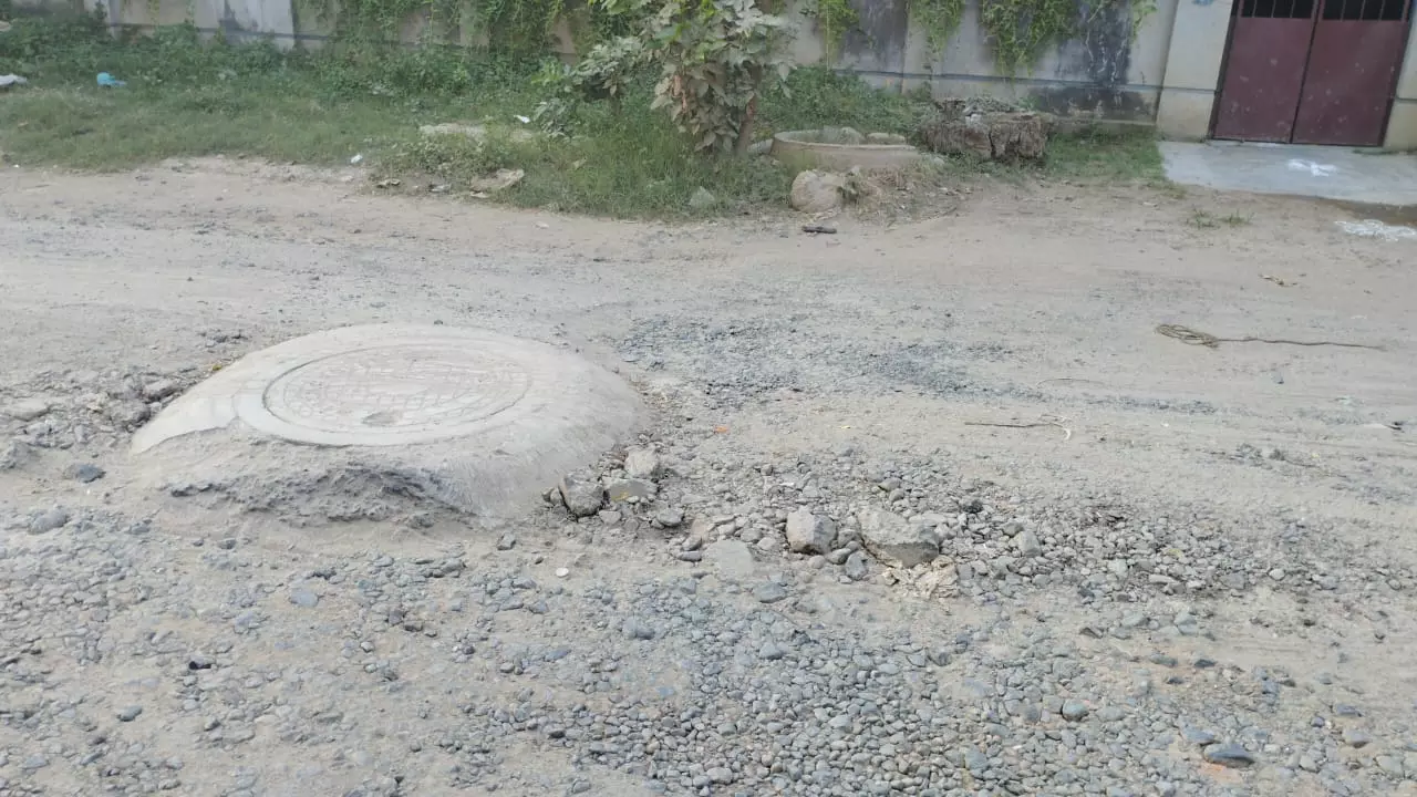 குண்டும்,குழியுமான சாலை