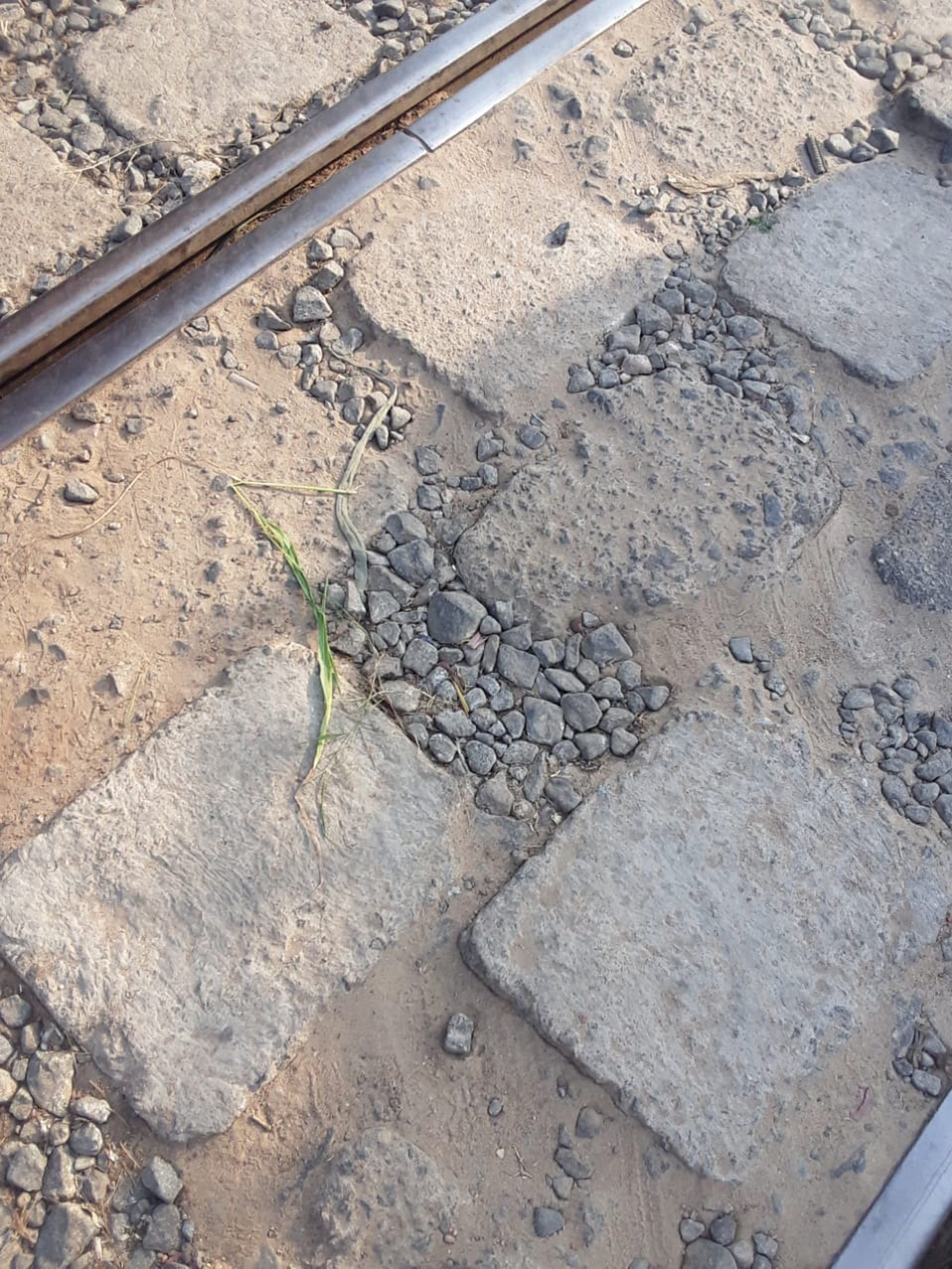 ரெயில்வே தண்டவாள இணைப்பு சாலை செப்பனிடப்படுமா?