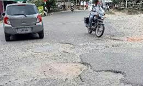 சேதமடைந்த சாலை