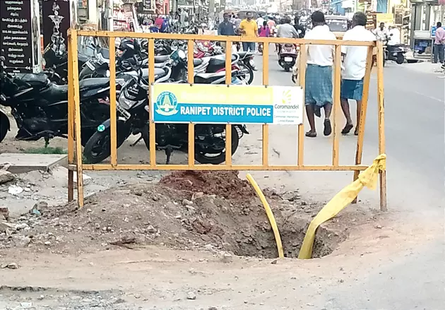 பள்ளத்தை மூடுவார்களா? பள்ளத்தை மூடுவார்களா?