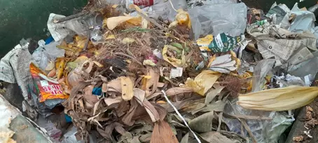 குப்பை கூளமான பேருந்து நிலையம்