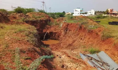 பாதாள சாக்கடை குழியால் அபாயம்