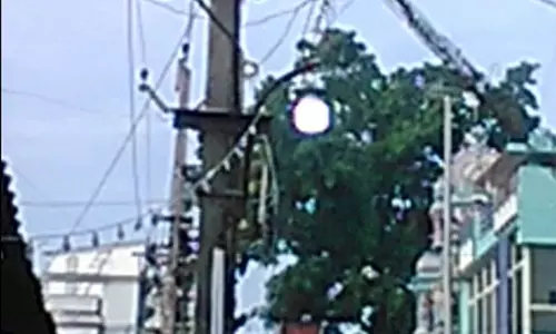 பகலிலும் எரியும் மின் விளக்கு