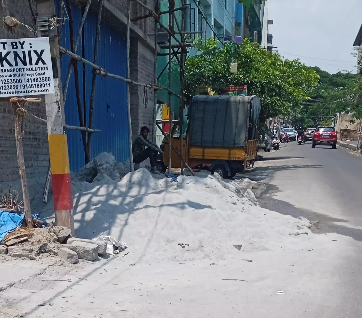 மணல் குவியலால் வாகன ஓட்டிகள் அவதி