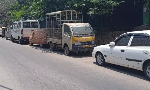 சாலையோரம் நிறுத்தப்படும் வாகனங்கள்