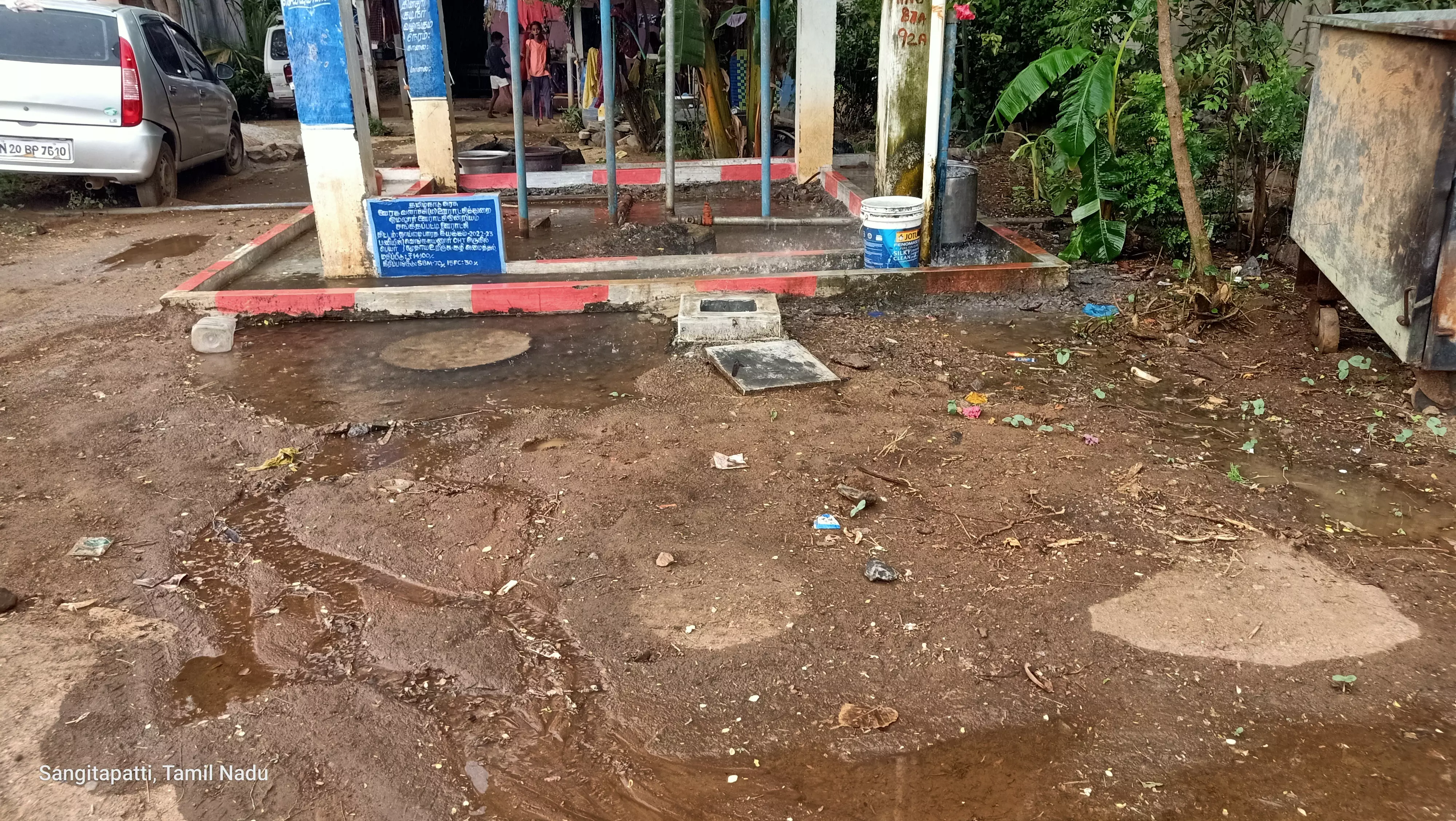 குடிநீர் தொட்டியில் வீணாகும் நீர்