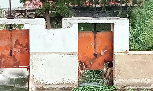 கால்வாயின் மதகில் பழுது