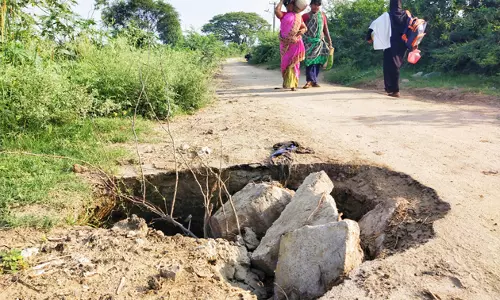 சாலையில் பள்ளம் சாலையில் பள்ளம்