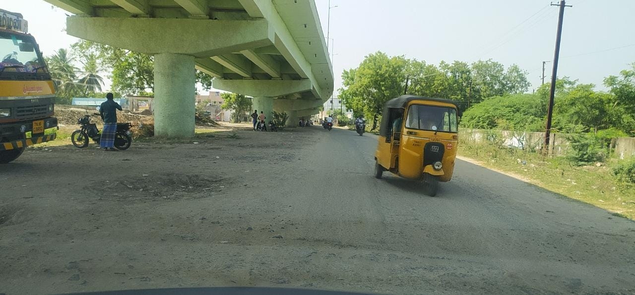 குண்டும், குழியுமான சாலை குண்டும், குழியுமான சாலை