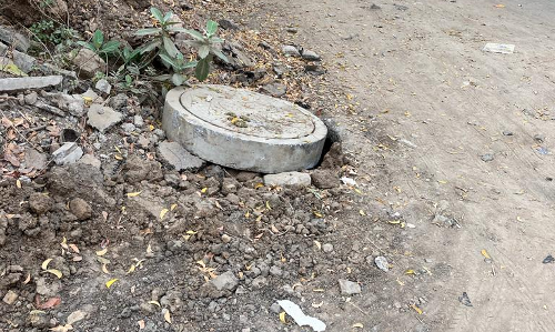 உடைந்த மழைநீர் வடிகால்