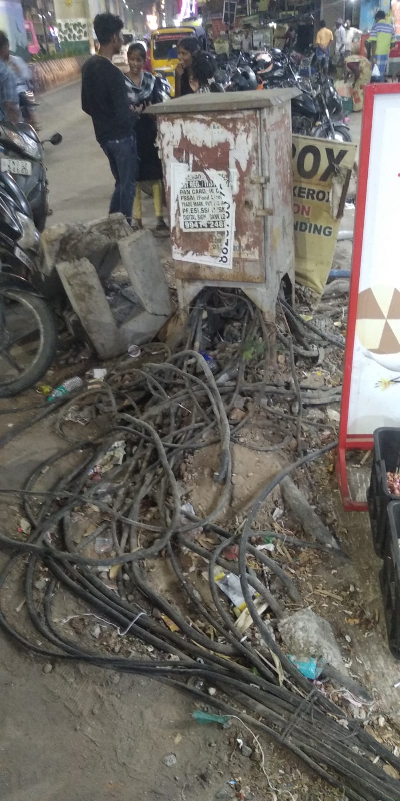 சேதமடைந்த மின்வயர்கள்