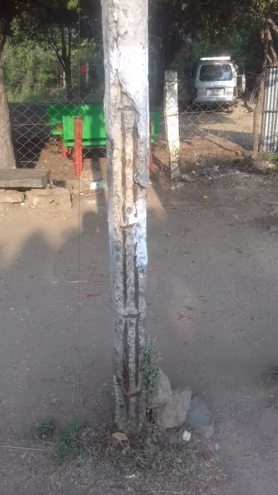 சிதிலமடைந்த மின்கம்பம்