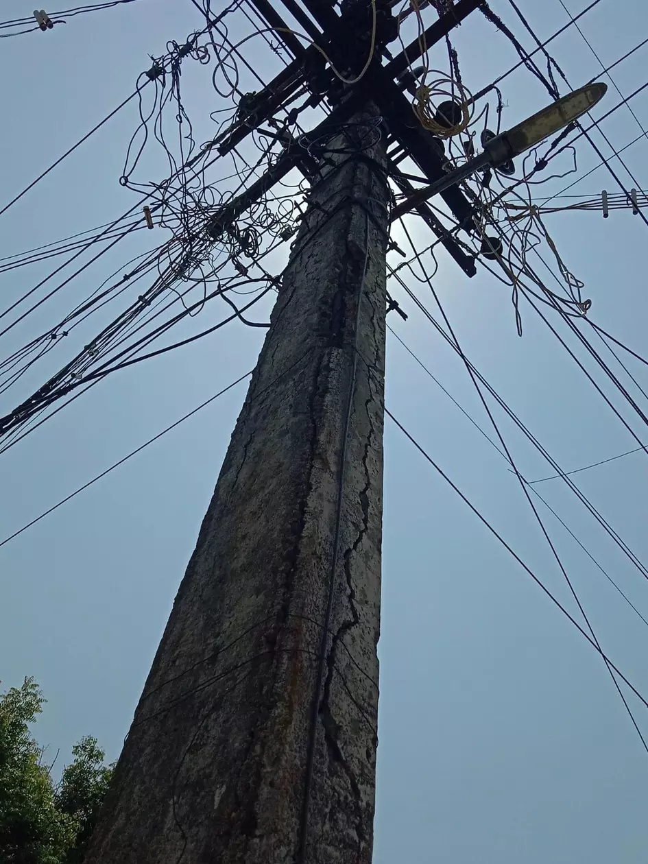 ஆபத்தான மின்கம்பம் ஆபத்தான மின்கம்பம்