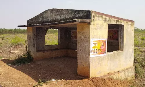 பயணிகள் நிழற்குடையை சரி செய்ய கோரிக்கை