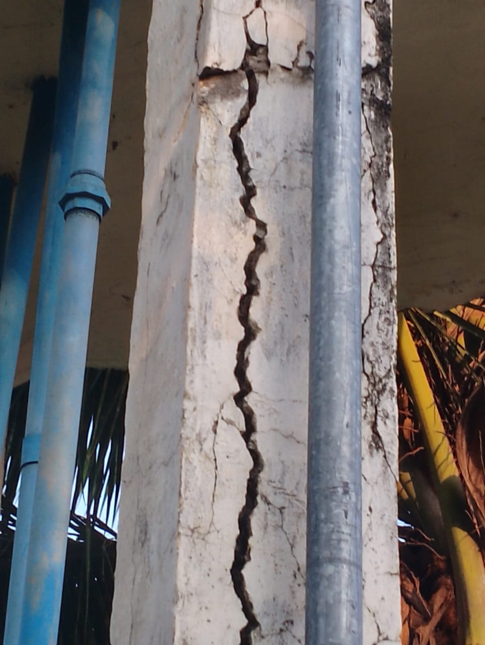 ஆபத்தான குடிநீர் தொட்டி