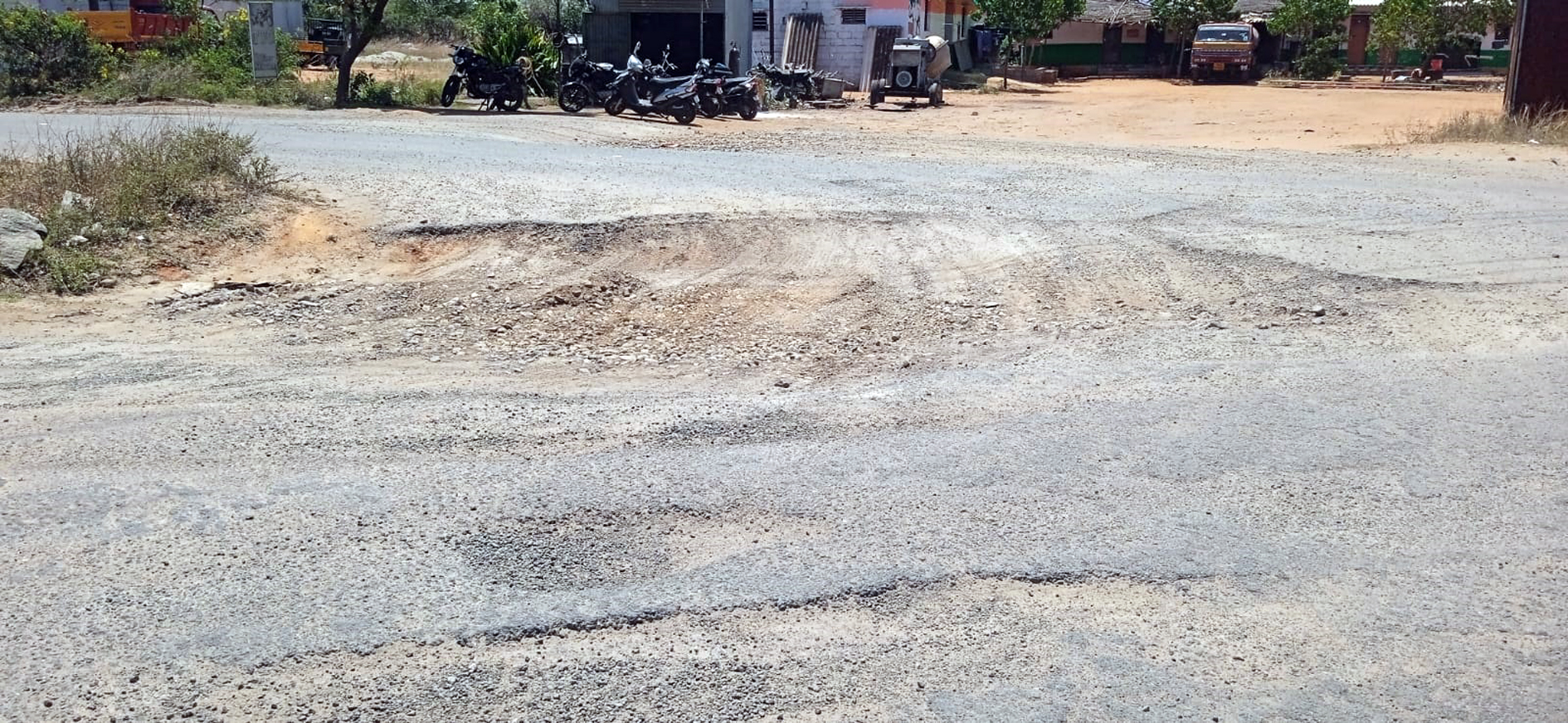 மேடு பள்ளமான சாலையால் சிரமம் மேடு பள்ளமான சாலையால் சிரமம்