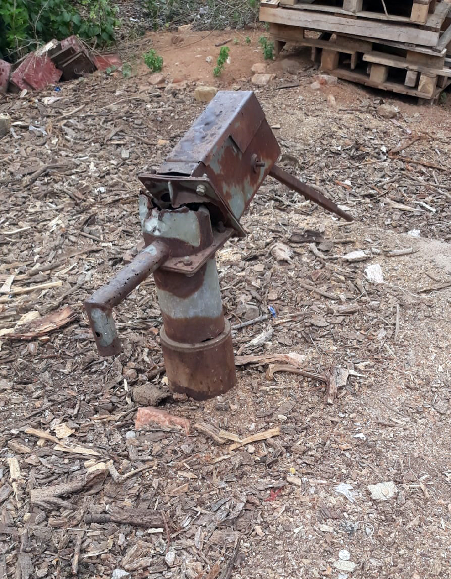 உடைந்து போன அடிபம்பு