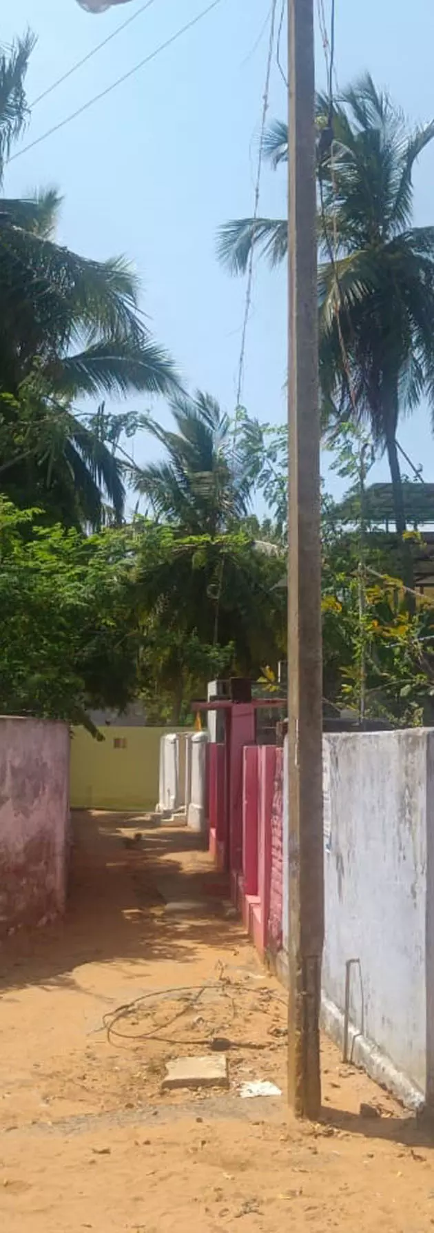 பழுதடைந்த மின்கம்பம்