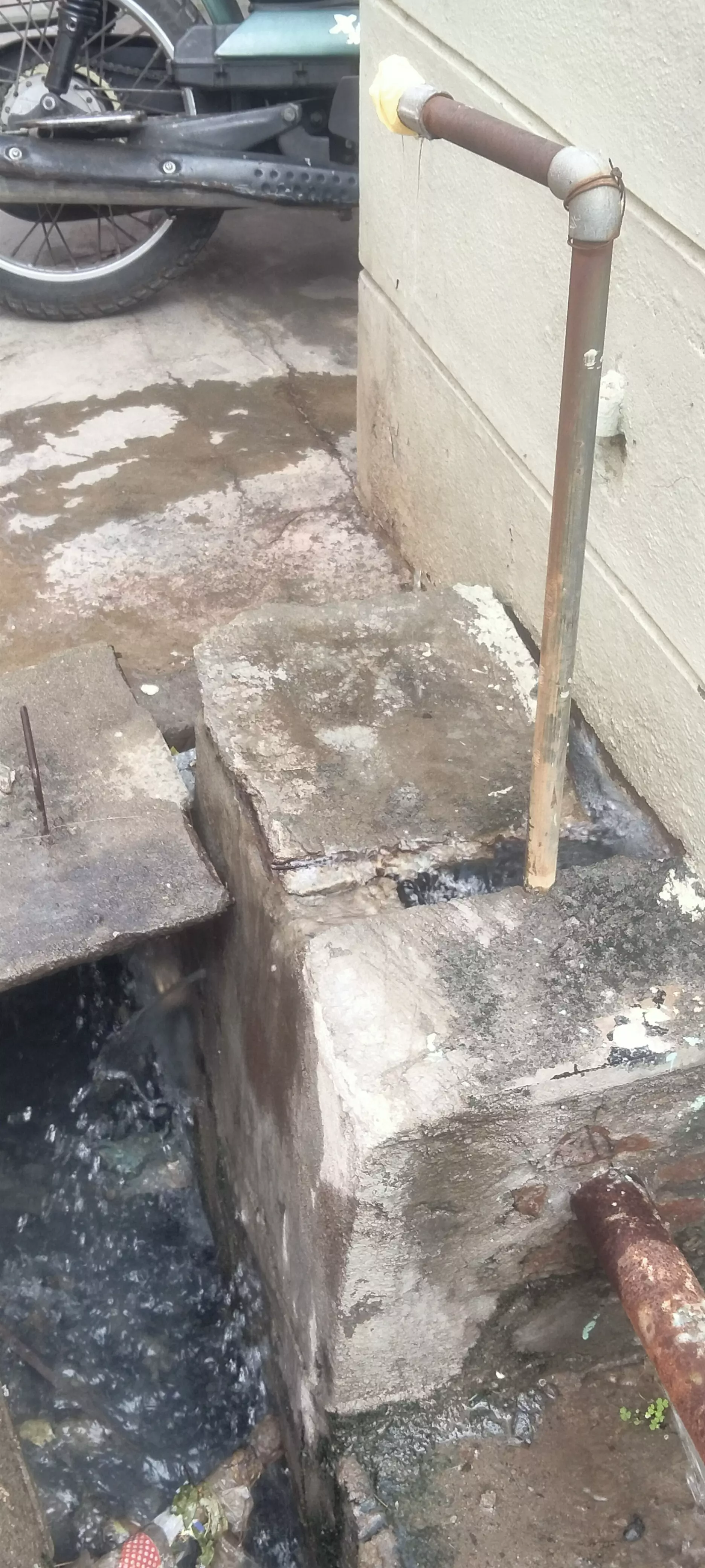 சேதமடைந்த குடிநீர் குழாய்