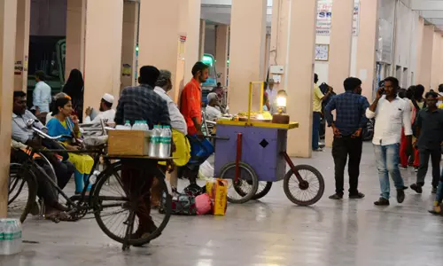 தரைக்கடை மார்க்கெட்டாக மாறும் புதிய பஸ்நிலையம் தரைக்கடை மார்க்கெட்டாக மாறும் புதிய பஸ்நிலையம்