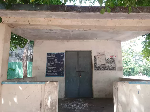 பூட்டி கிடக்கும் கிராம நிர்வாக அலுவலகம்