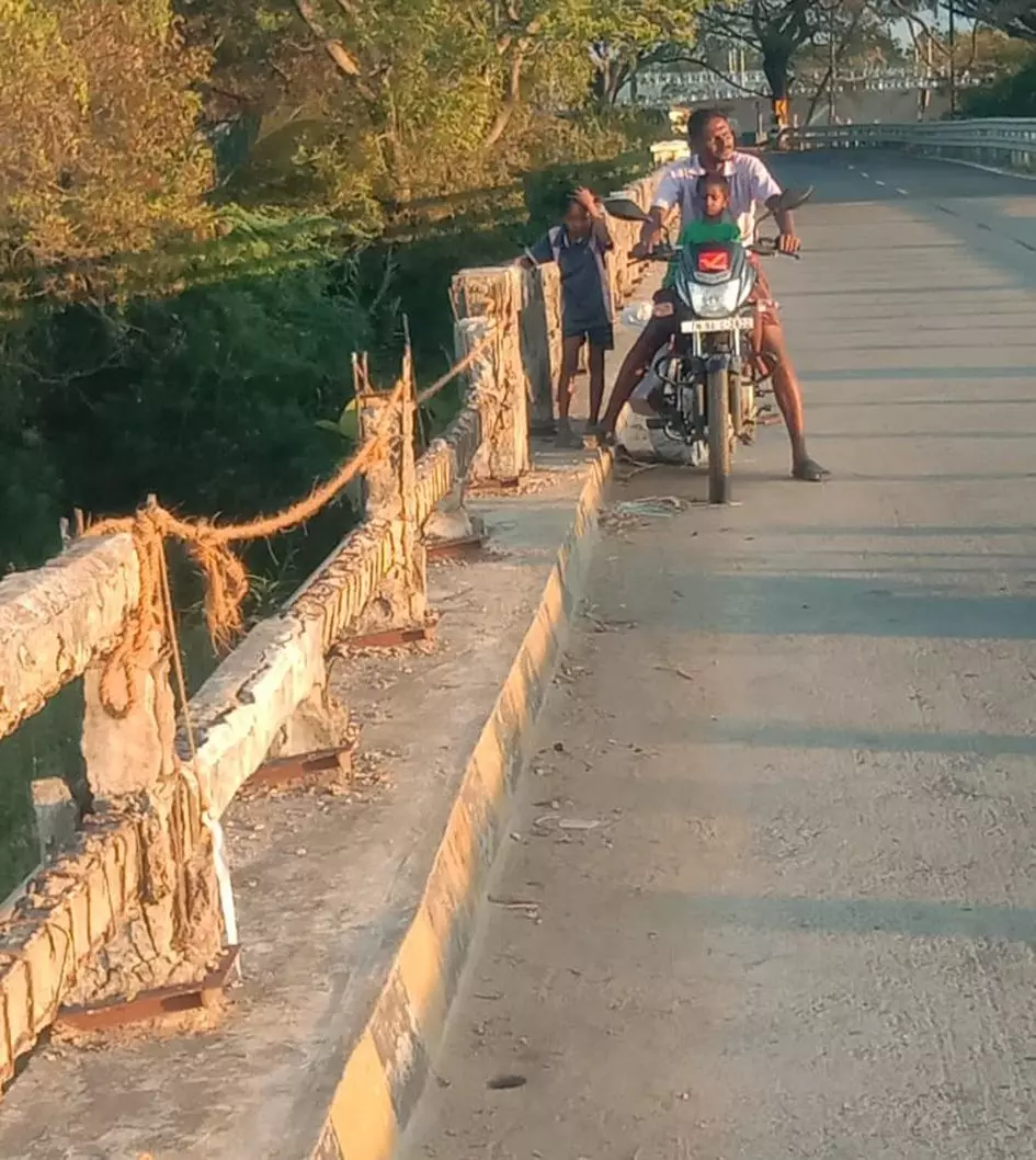 தடுப்புச்சுவர் சேதம் தடுப்புச்சுவர் சேதம்