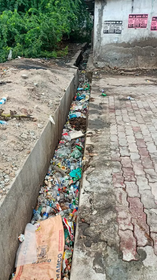 வாறுகாலில் சோ்ந்த குப்பைகள்