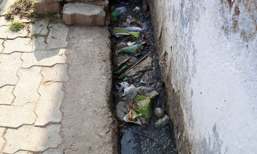 வாறுகாலில் சோ்ந்த குப்பைகள்